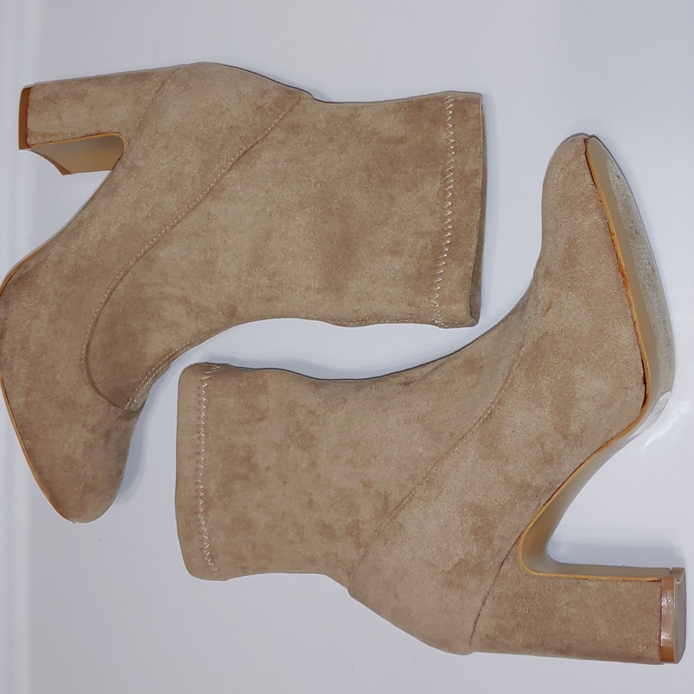 Women Taupe suede boots size 7